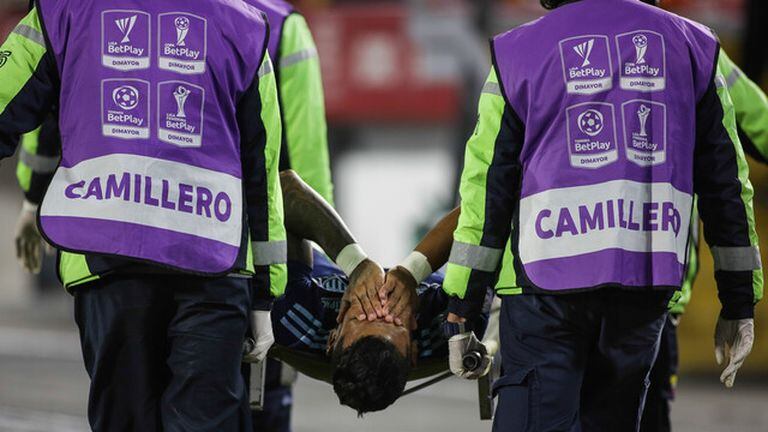 Rafa Pérez con grandes gestos de dolor tras la lesión que sufrió.