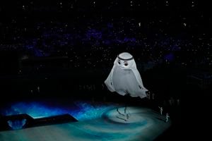 La mascota de la Copa Mundial de Qatar se muestra durante la ceremonia de apertura, antes del partido de fútbol del grupo A entre Qatar y Ecuador en el estadio Al Bayt en Al Khor, Qatar, el domingo 20 de noviembre de 2022. 