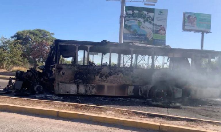 Miembros del cártel de Sinaloa realizan quema de vehículos en medio de bloqueos en retaliación por captura de Ovidio Guzmán.