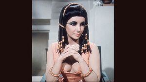 Taylor también protagonizó una de las grandes superproducciones de la historia del cine, "Cleopatra". Fue allí donde conoció a Richard Burton, con quien comenzó una relación amorosa que conmocionó a la sociedad de la época.
