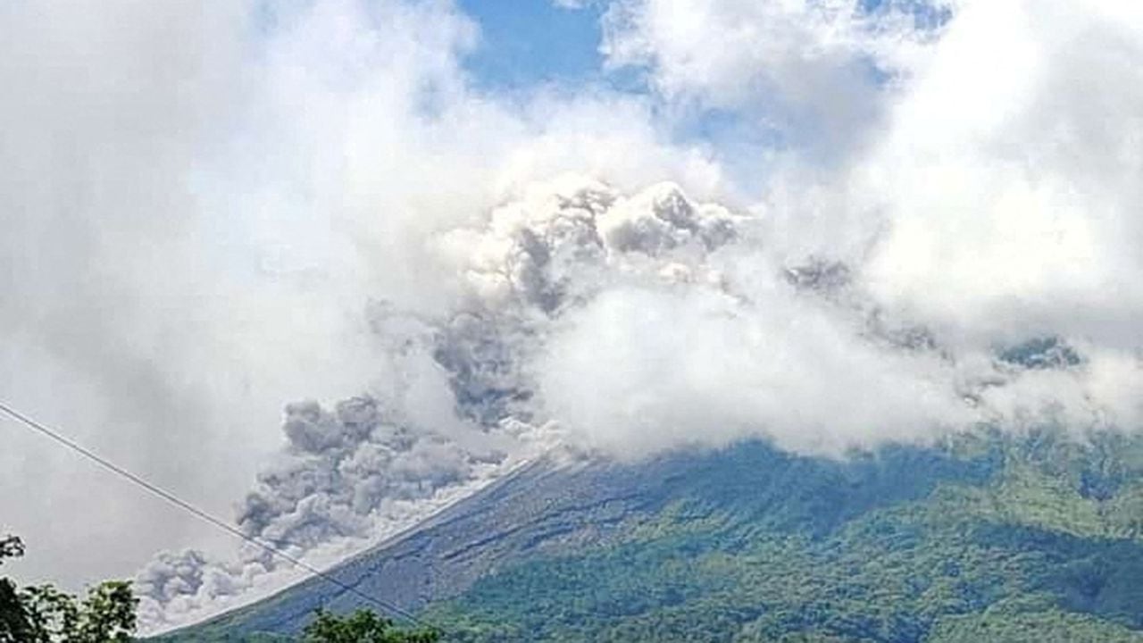En imágenes: El monte Merapi de Indonesia entra en erupción