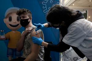 Pese a avance en campaña de vacunación, casos de coronavirus se disparan en Israel