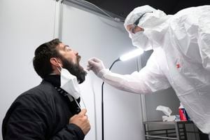 Una persona se hace la prueba del coronavirus en Dresde, Alemania, el 16 de marzo del  2022. (Sebastian Kahnert/dpa via AP)