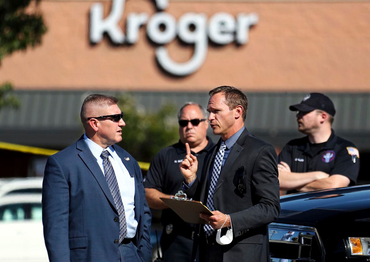 Agentes de la ley se reúnen en el lugar luego de un tiroteo en una tienda de comestibles Kroger's en Collierville, Tennessee, el jueves 23 de septiembre de 2021 (Patrick Lantrip / Daily Memphian vía AP).