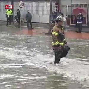 La calle 30 en Bogotá quedo completamente inundada tras las fuertes lluvias - clipped version