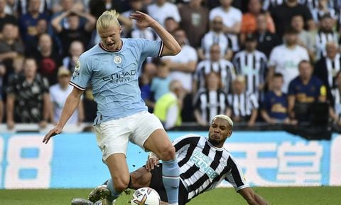 Newcastle's Joelinton, right, challenges Manchester City's Erling Haaland during the English Premier League soccer match between Newcastle United and Manchester City at St James Park in Newcastle, England, Sunday, Aug.21, 2022. (AP/Rui Vieira)