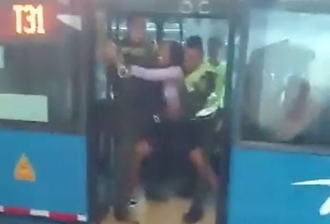 La mujer, al parecer, intentó ser esposada, pero se las apañó para evitarlo en medio de su oposición a los policías.