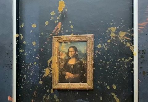 El 28 de enero de 2024, dos manifestantes arrojaron sopa contra el cristal blindado que protege la "Mona Lisa" de Leonardo da Vinci en París, exigiendo el derecho a una "alimentación sana y sostenible", afirmó un periodista de la AFP.