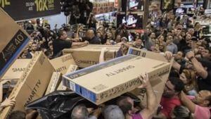 Cientos de personas en el Black Friday en Venezuela, generaron momentos de caos.