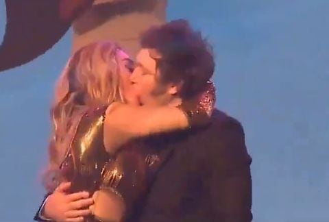 El presidente de Argentina, Javier Milei, y su novia, la actriz Fátima Flórez, protagonizaron un apasionado beso al finalizar la obra.