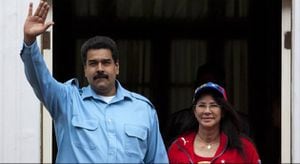 El presidente venezolano, Nicolás Maduro, acompañado de su esposa Cilia Flores, saludó el domingo a decenas de personas de la tercera edad que marcharon en apoyo a su Gobierno en el Palacio de Miraflores de Caracas.
