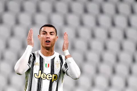 Cristiano Ronaldo de la Juventus reacciona después de perder una oportunidad de anotar, durante el partido de fútbol de la Serie A entre Juventus y Atalanta, en el Estadio Allianz en Turín, Italia, el miércoles 16 de diciembre de 2020 (Marco Alpozzi / LaPresse vía AP).