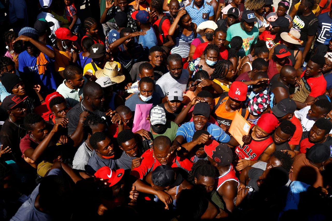 Miles de haitianos se reúnen en un campamento en el sur de México para pedir ayuda