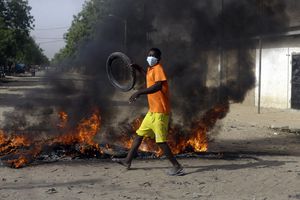 Un niño protesta en la calle en N'Djamena, Chad, el martes 27 de abril de 2021. Miles de personas protestaron y dos personas murieron en Chad el martes en manifestaciones contra el gobierno de un consejo militar de transición encabezado por el hijo del difunto presidente Idriss Deby Itno, asesinado la semana pasada. (Foto AP / Domingo Alamba)