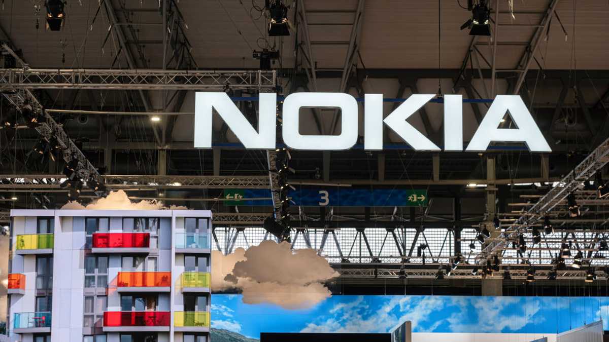 Se ve un logotipo de Nokia durante el Mobile World Congress 2022.