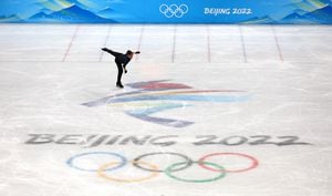 El canadiense Roman Sadovsky patina durante una sesión de entrenamiento de patinaje artístico en el Capital Indoor Stadium antes de los Juegos Olímpicos de Invierno de Beijing 2022 en Beijing, China, el 31 de enero de 2022. REUTERS/Fabrizio Bensch