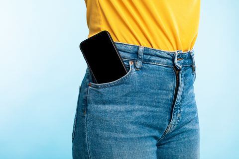 Usuarios de smartphones suelen guardar el teléfono en su bolsillo.