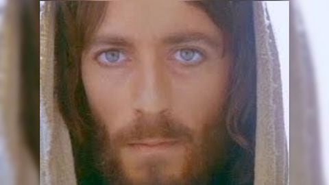 El reconocido actor que casi muere interpretando a Jesús en una de sus más recordadas adaptaciones