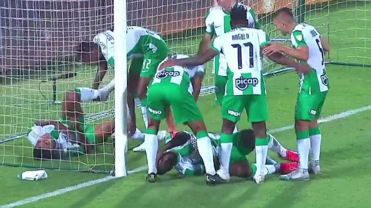 Cristian Zapata, al anotar gol frente a Racing, colisionó con un compañero de equipo