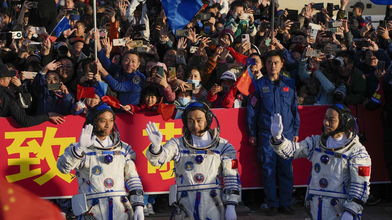 La Agencia Espacial China de Misiones Tripuladas afirma que la edad media de los tres miembros de la tripulación es la más baja desde el inicio de la misión para construir su laboratorio orbital, según reportó la televisora estatal CCTV. Su edad media es de 38 años, indicó el diario estatal China Daily.