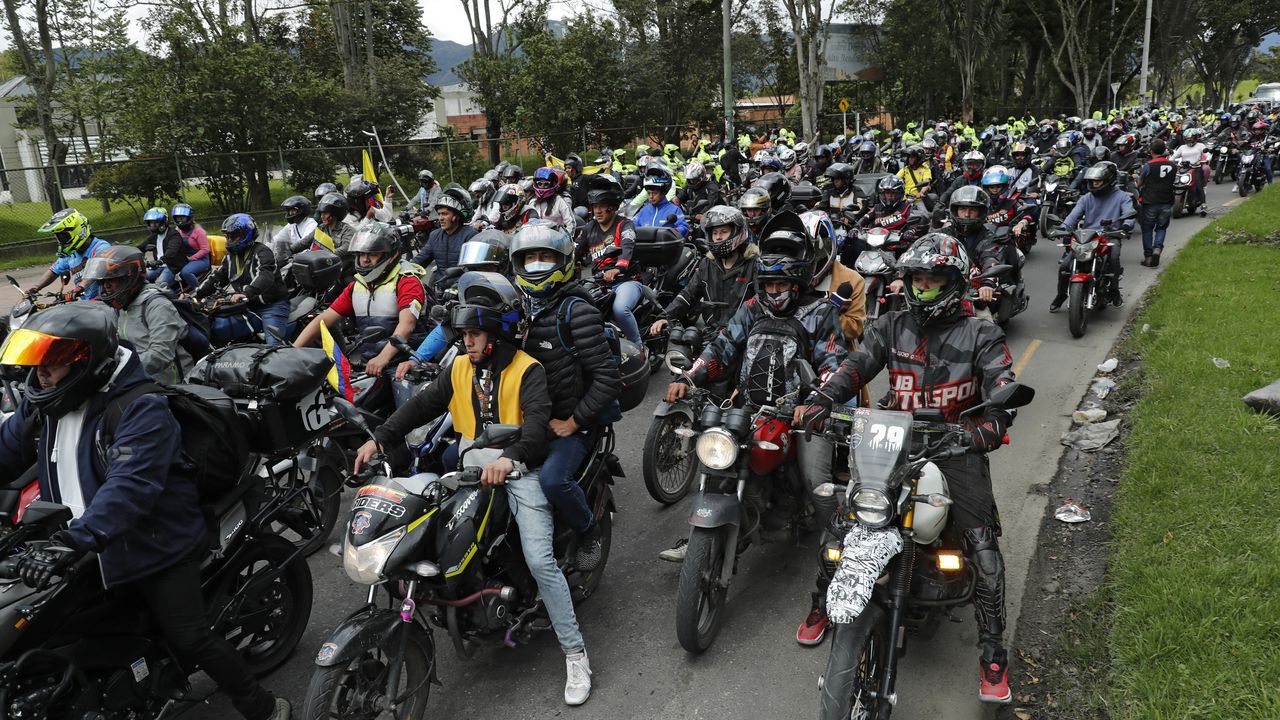 Motociclistas protestan en la capital debido a que la Alcaldía de Bogotá expidió el Decreto 270 de 2022, por medio del cual extiende la restricción del parrillero hombre en la ciudad hasta el próximo 31 de diciembre.
Julio 7 del 2022
Foto Guillermo Torres Reina / Semana