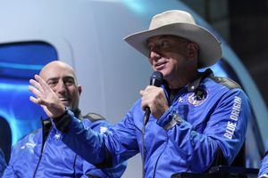 Mark Bezos, izquierda, escucha mientras su hermano Jeff Bezos, fundador de Amazon y la empresa de turismo espacial Blue Origin, describe la experiencia de vuelo después de su lanzamiento desde el puerto espacial cerca de Van Horn, Texas.  (AP Photo / Tony). Gutiérrez)