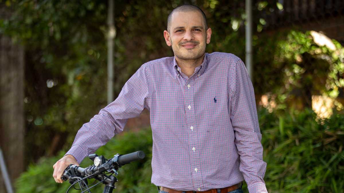 Álvaro Vitola Fadul,  gerente de Proyectos y Moldes de Simex, ya no se moviliza al trabajo en carro sino en bici eléctrica.