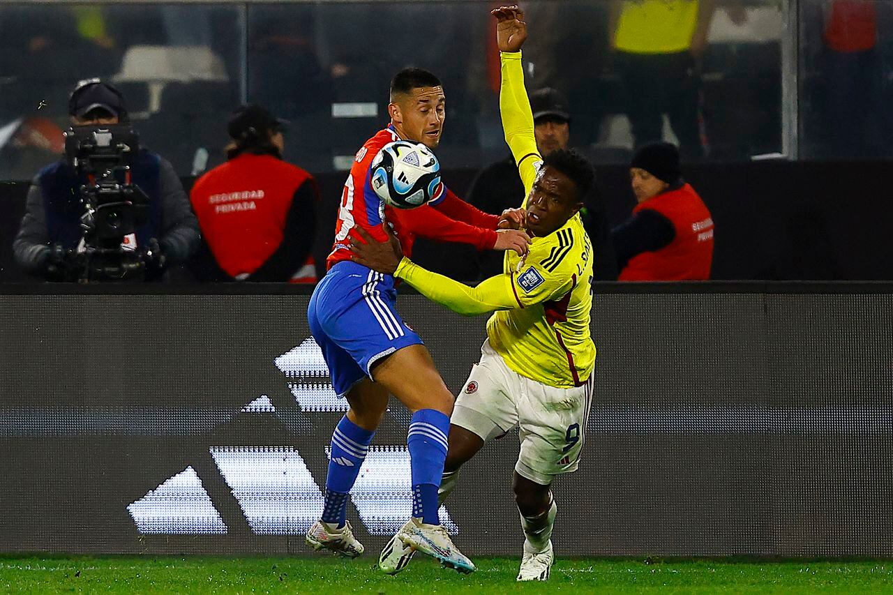 SANTIAGO, CHILE - SEPTEMBER 12: Juan Delgado of Chile battles for possession with Luis Sinisterra of Colombia during a FIFA World Cup 2026 Qualifier match between Chile and Colombia at Estadio Monumental David Arellano on September 12, 2023 in Santiago, Chile. (Photo by Marcelo Hernandez/Getty Images)