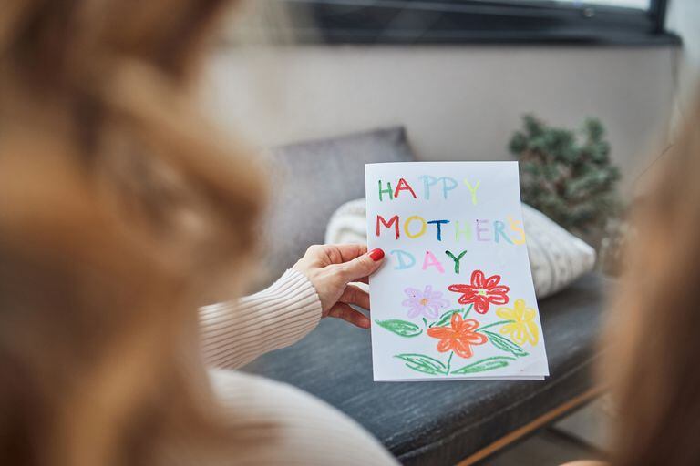 Las tarjetas con mensajes personalizados son una manera sincera de expresar sentimientos hacia mamá en el Día de la Madre 2024.