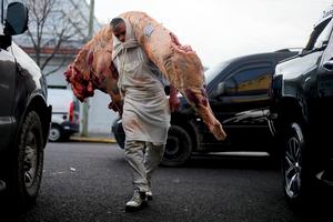 Un carnicero carga una pieza de carne en Buenos Aires, Argentina, el miércoles 13 de septiembre de 2023. Argentina tiene una de las inflaciones más altas del mundo. (AP Fhoto/Natacha Pisarenko)