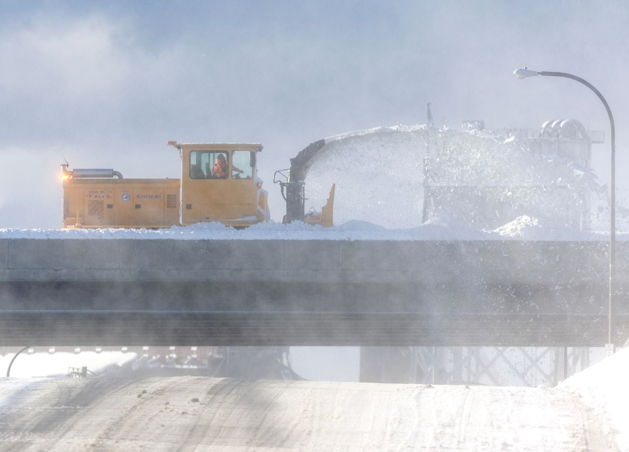 El Servicio Meteorológico Nacional en Búfalo emitió un comunicado especial, en el que advirtió que una banda de fuertes nevadas acompañada de fuertes vientos estaba creando un “estallido de nieve” en el oeste del estado de Nueva York.