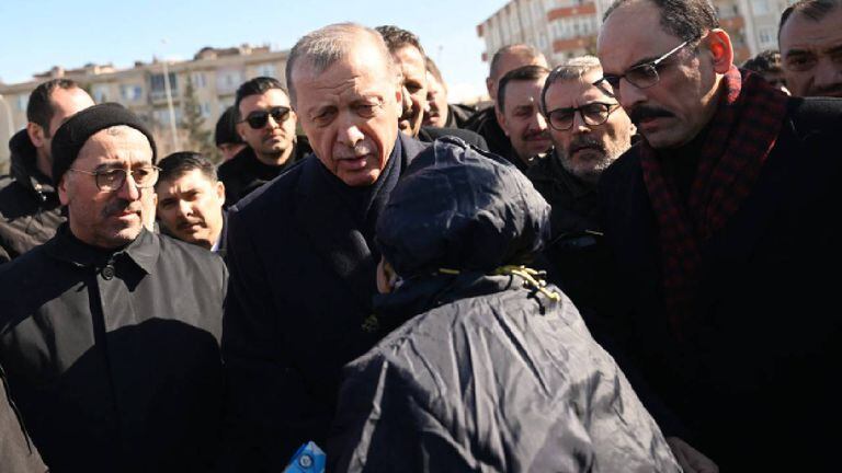 El presidente turco, Recep Tayyip Erdogan, se reúne con los residentes que encontraron refugio bajo tiendas de campaña, durante su visita a la ciudad de Kahramanmaras.