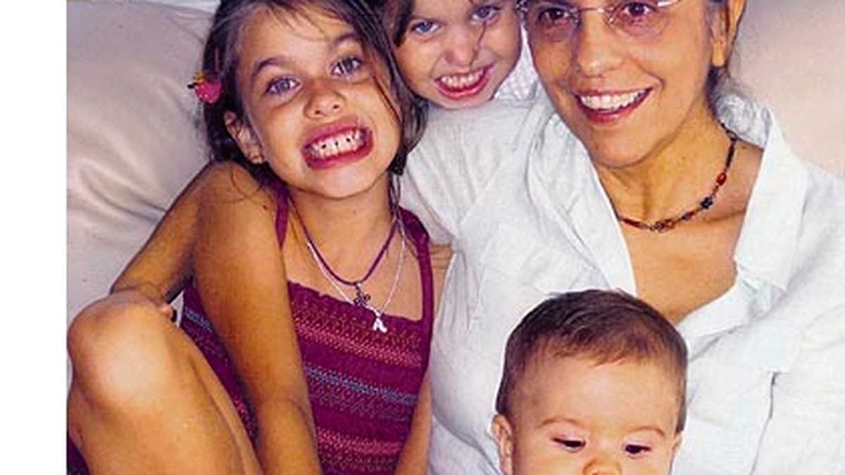 Silvia Galvia con sus nietas Mariana y Sofía, y su nieto Sebastián.