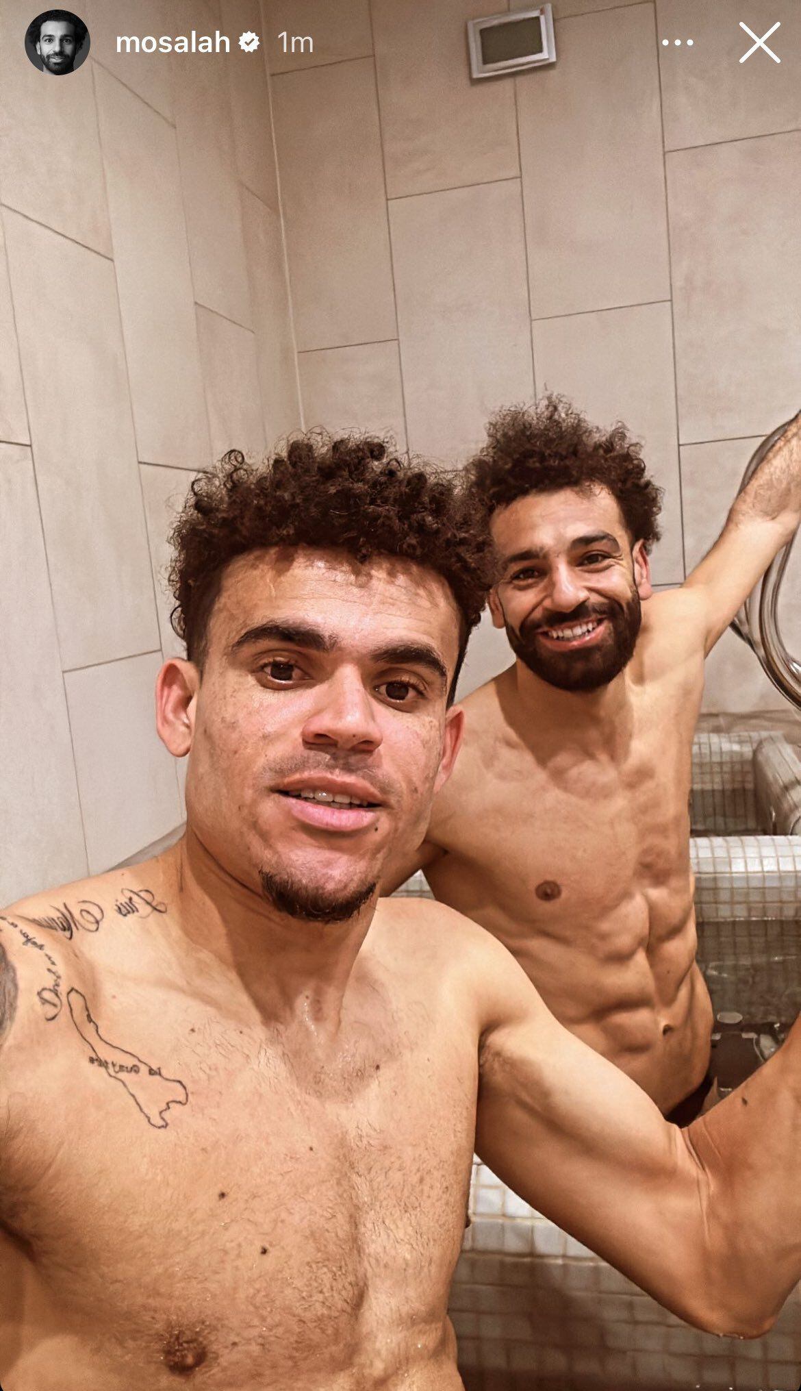 Luis Díaz junto a Mohamed Salah, luego del partido ante Brighton