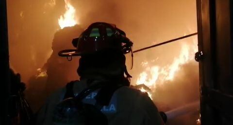 La emergencia fue atendida por los bomberos de los municipios de Itagüí, Envigado, y La Estrella, de acuerdo con Luis Alfonso Gomez, capitán de bomberos del municipio de La Estrella.