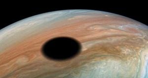 "Io" es una de cuatro lunas galileas de Júpiter. En esta imagen vemos su sombra reflejada sobre el planeta.