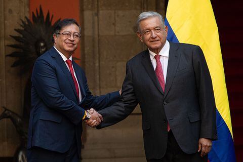 MEXICO CITY, MEXICO - NOVEMBER 25: Mexican President Andres Manuel Lopez Obrador (R) and Colombian President Gustavo Petro, attend the welcome ceremony, at the National Palace, in Mexico City, Mexico on November 25, 2022. (Photo by Daniel Cardenas/Anadolu Agency via Getty Images)