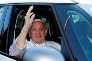 El Papa Francisco viaja en un automóvil el día de su alta del hospital Gemelli en Roma, Italia, 16 de junio de 2023. 