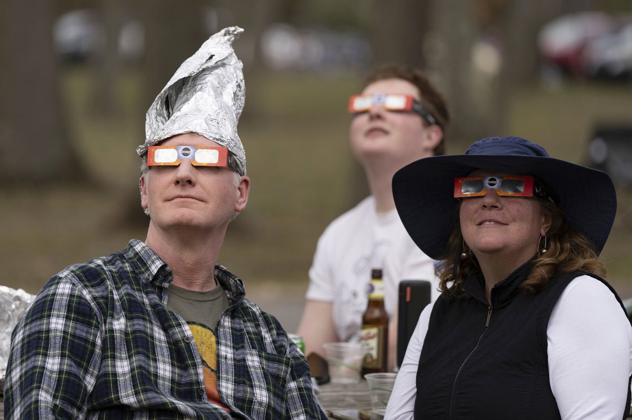 Los lugareños observan el progreso del eclipse solar total en Verona Beach, Nueva York, el lunes 8 de abril de 2024.