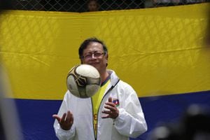 El exalcalde de Bogotá tomó un respiro y fue a jugar fútbol.