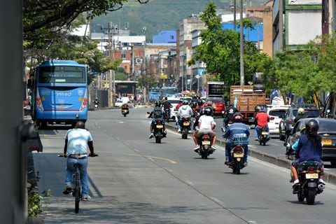 A pesar de los controles que se realizan por parte de la Secretaría de Tránsito, motociclistas y algunos conductores de vehículos no aprenden y siguen invadiendo el carril exclusivo del MIO