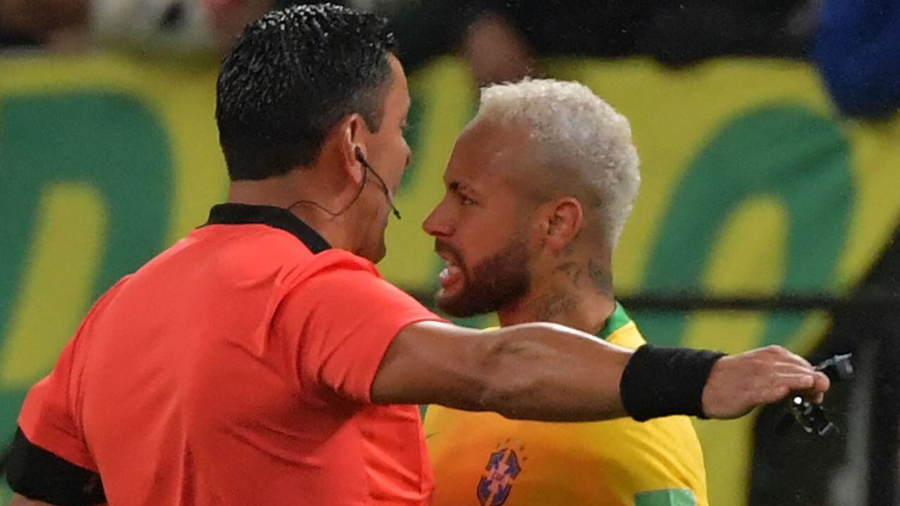 Chilean referee Roberto Tobar speaks with Brazil's Neymar during the South American qualification football match for the FIFA World Cup Qatar 2022 between Brazil and Colombia, at the Neo Quimica Arena, previously known as Arena Corinthians, in Sao Paulo, Brazil, on November 11, 2021. (Photo by NELSON ALMEIDA / AFP)