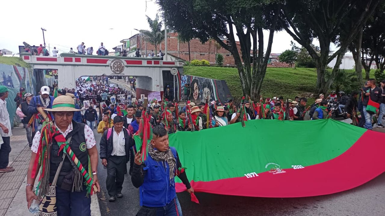 Caravana humanitaria de la Minga Indígena, a su paso por Tuluá, camino a Bogotá.