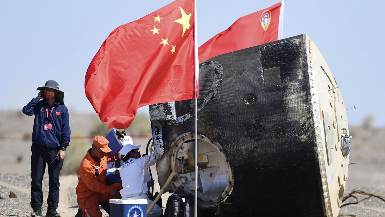 En esta foto publicada por la Agencia de Noticias Xinhua, los trabajadores abren la cápsula de la nave espacial tripulada Shenzhou-12 después de que aterrizara con éxito en el sitio de aterrizaje de Dongfeng en la Región Autónoma de Mongolia Interior del norte de China el viernes, sept. 17, 2021. Un trío de astronautas chinos regresó a la Tierra el viernes después de una estadía de 90 días a bordo de la primera estación espacial de su país en la misión más larga de China hasta el momento. (Ren Junchuan/Xinhua via AP)