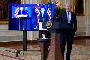 El presidente Joe Biden, acompañado virtualmente por el primer ministro australiano Scott Morrison, directamente en la pantalla, y el primer ministro británico Boris Johnson, habla sobre una iniciativa de seguridad nacional desde el East Room de la Casa Blanca en Washington, el miércoles, sept. 15. (AP Photo/Andrew Harnik)