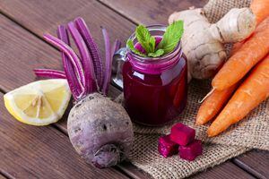 El jugo de remolacha, pepino y zanahoria puede ayudar a regenerar las células de la piel.