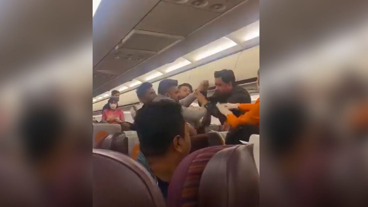 El pasajero inicialmente se había mostrado caprichoso ante la solicitud de la azafata, por lo que otros usuarios del vuelo decidieron reprenderlo violentamente.