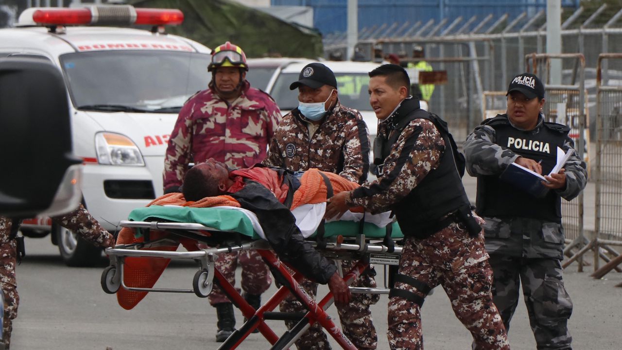 Las autoridades ecuatorianos intentan recuperar el orden y auxiliar a los heridos. (Photo by Galo Paguay / AFP)