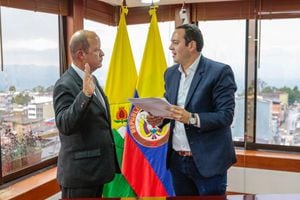 El nuevo secretario de Educación Guillermo Orlando Sierra, junto con el alcalde Carlos Mario Marín