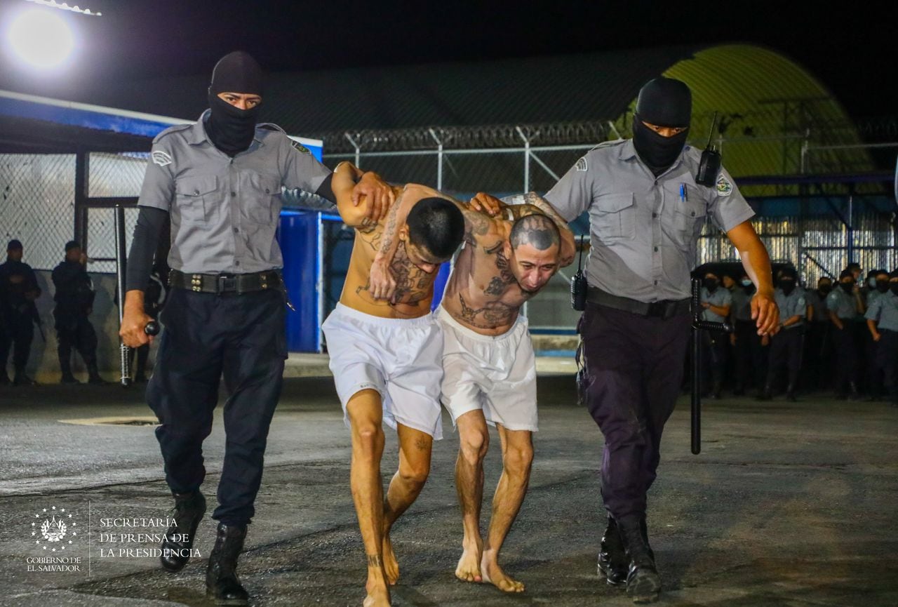 Bajo estricto dispositivo de seguridad El Salvador transportó a sus primeros 2.000 presos a la Cecot.